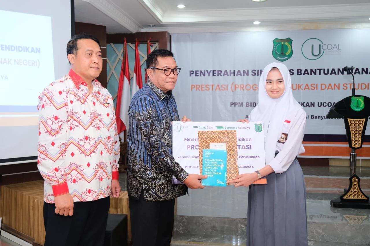 Ucoal Delivers PRESTASI Education Aid to 80 Outstanding Students in Musi Banyuasin